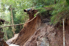 Longsor Putus Saluran Irigasi di Candi Jaya