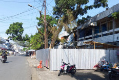 Pedagang Tetap Berjualan Meski Pasar Dempo Permai Mulai Direhab