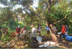 Cegah Banjir, Camat PAS dan Warga Gotong Royong Bersihkan SPAL  