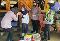 Suasana Haru Warga Mendapat Perhatian dan Kasih dari Polwan Polres Pagar Alam