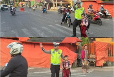 Humanis di Pagi Hari, Satlantas Polres Pagar Alam Bantu Pelajar Disela Giat Gatur Lalin 
