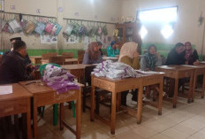 Begini Respon Ortu di Pagar Alam Anaknya Terima Bantuan Peralatan Sekolah Gratis