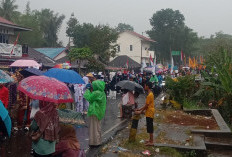Diguyur Hujan Deras, Masyarakat Antusias Saksikan Karnaval dan Pawai Pembangunan